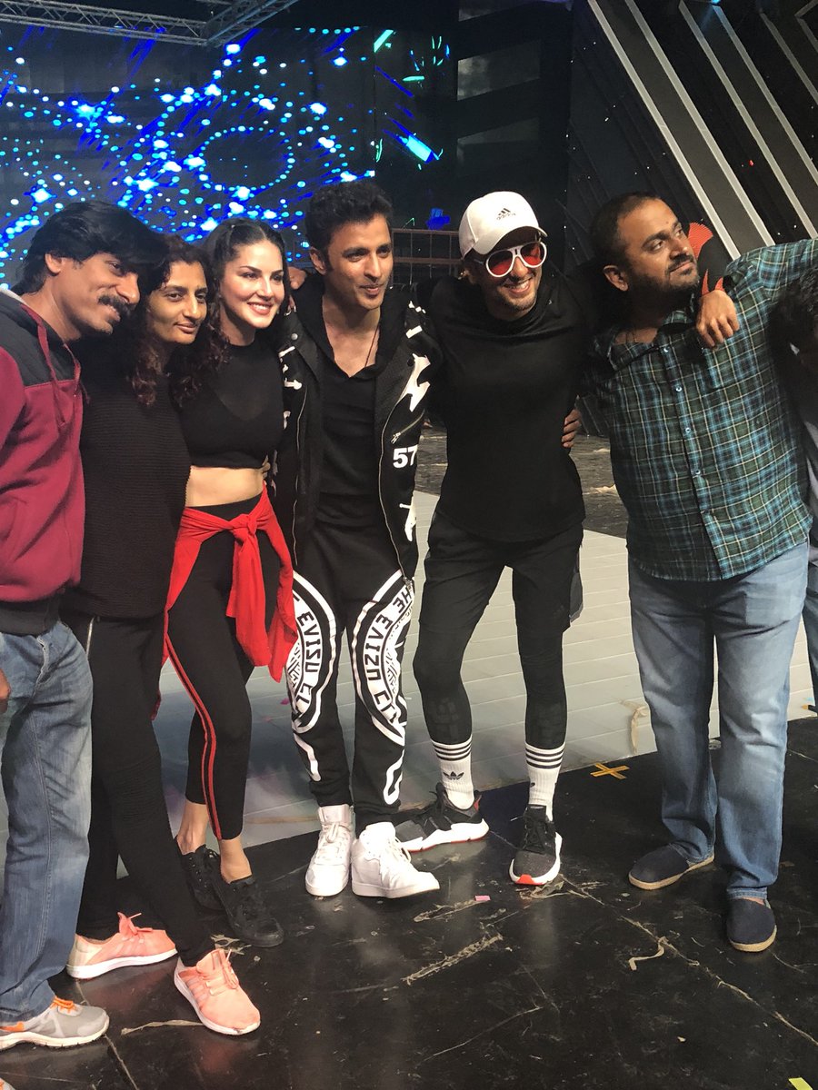 filmfare's tweet photo. .@RanveerOfficial, @SunnyLeone and @GANESHHEGDE at the #JioFilmfareAwards rehearsal. https://t.co/eSYOZfnGii