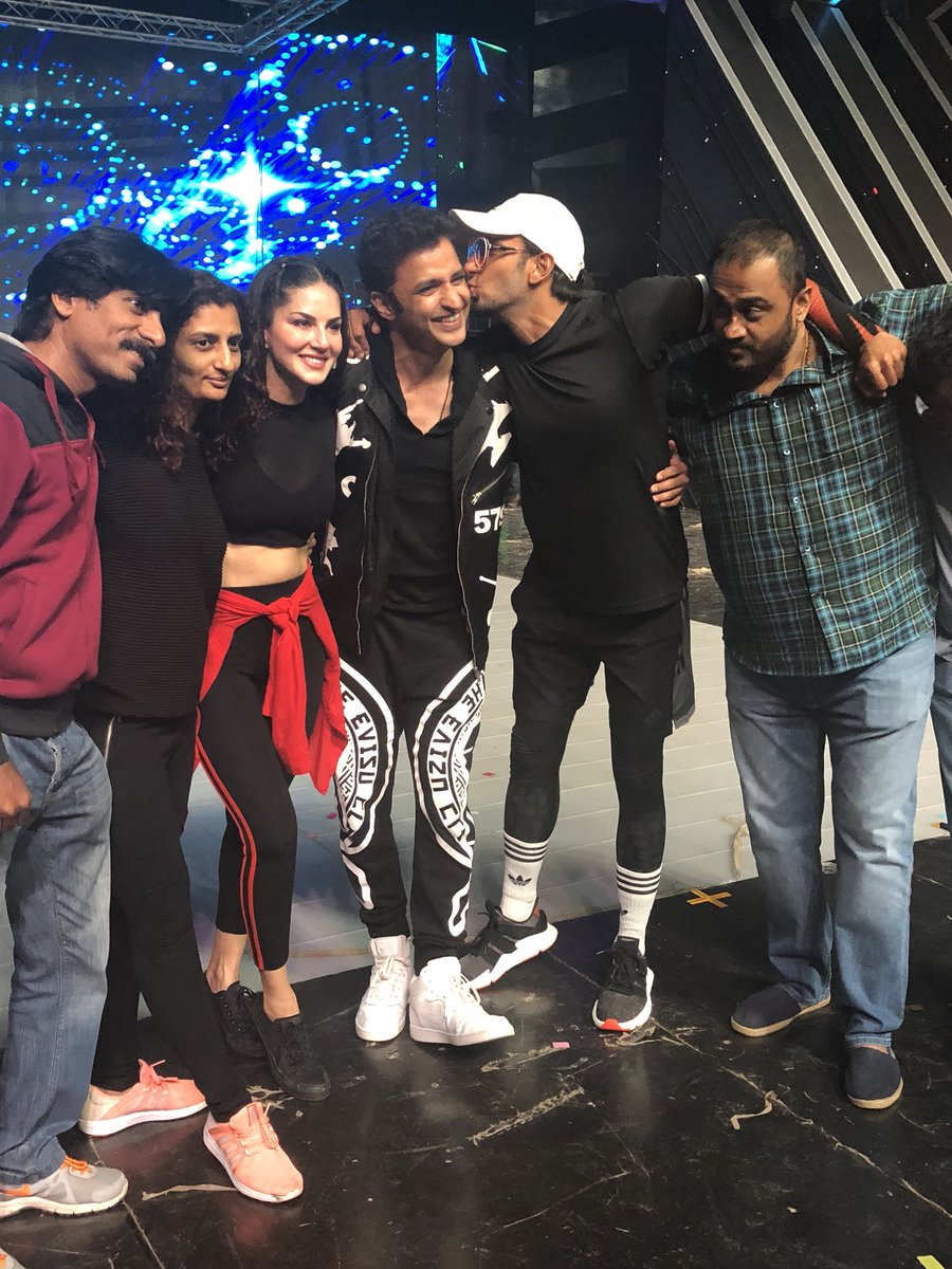 filmfare's tweet photo. .@RanveerOfficial, @SunnyLeone and @GANESHHEGDE at the #JioFilmfareAwards rehearsal. https://t.co/eSYOZfnGii