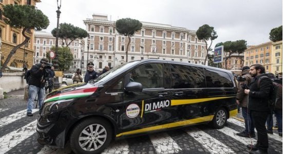 C'è da presentare simbolo e programma al Viminale e <a href="/luigidimaio/">Luigi Di Maio</a> posteggia in questa maniera. Sticazzi che quelle strisce sono utilizzate da anziani, mamme con passeggino e disabili...