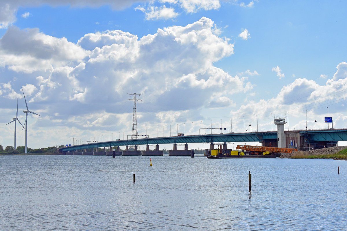 De #Haringvlietbrug #A29 is in januari en februari 4 weekenden afgesloten voor al het verkeer. We voeren dan onderhoudswerkzaamheden uit en beginnen met de voorbereidingen om de #brugklep te vervangen. bit.ly/2Bep2lB