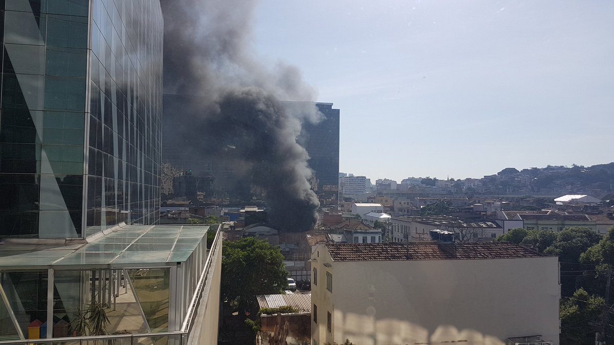 Fogo na rua julio do carmo perto do metrô da praca XI <a href="/cbmerjoficial/">Bombeiros RJ</a>