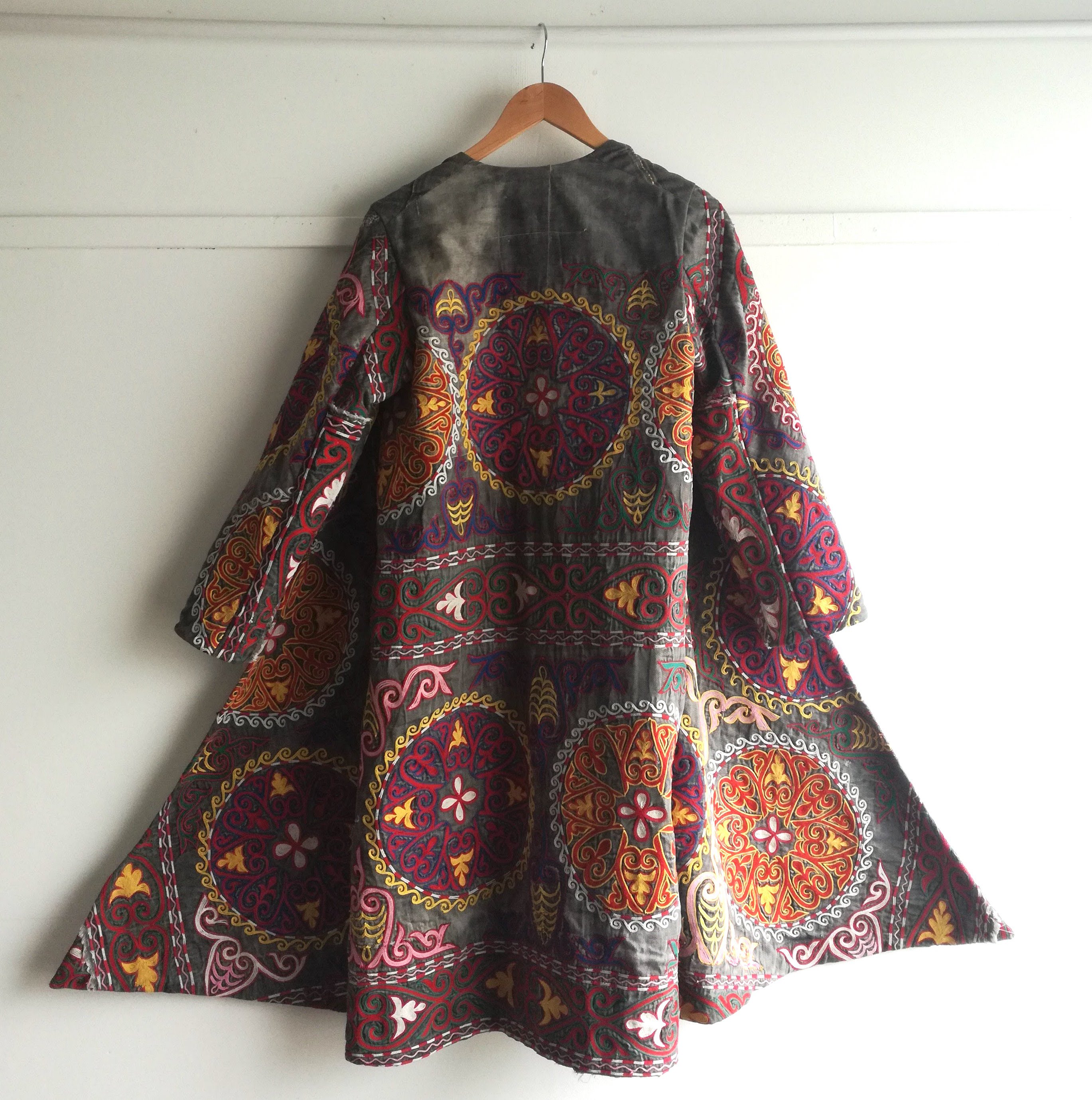 春日一枝 とてつもなく 美しく かっこいい服が届きました 廣田千恵子さんのおかげです Kannotextileさんがカザフの刺繍布を使って仕立てたチャパン 上衣 身にまとい 動いてみると そのラインの見事さに感動します ぜひ この体感しにいらして