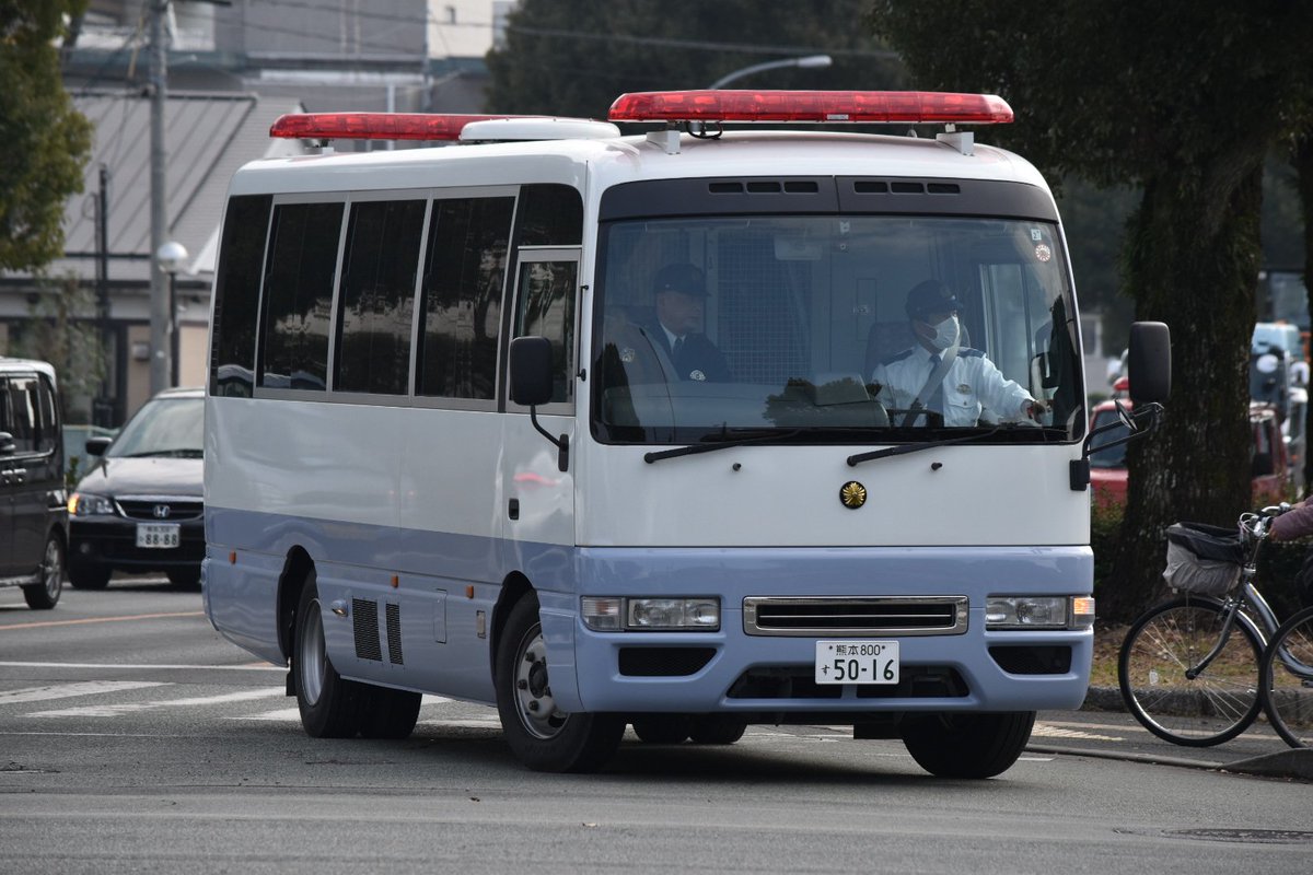 Mf10l33 在 Twitter 上 熊本県警 シビリアン中型護送車 南警察署 Nv350キャラバン小型護送車 東署周辺で見かけました シビリアン護送車も熊本だと市内でしか見かけません 南署の護送車はかなり一般車に近いですが ルーフのユーロアンテナと後部の閂が特徴です