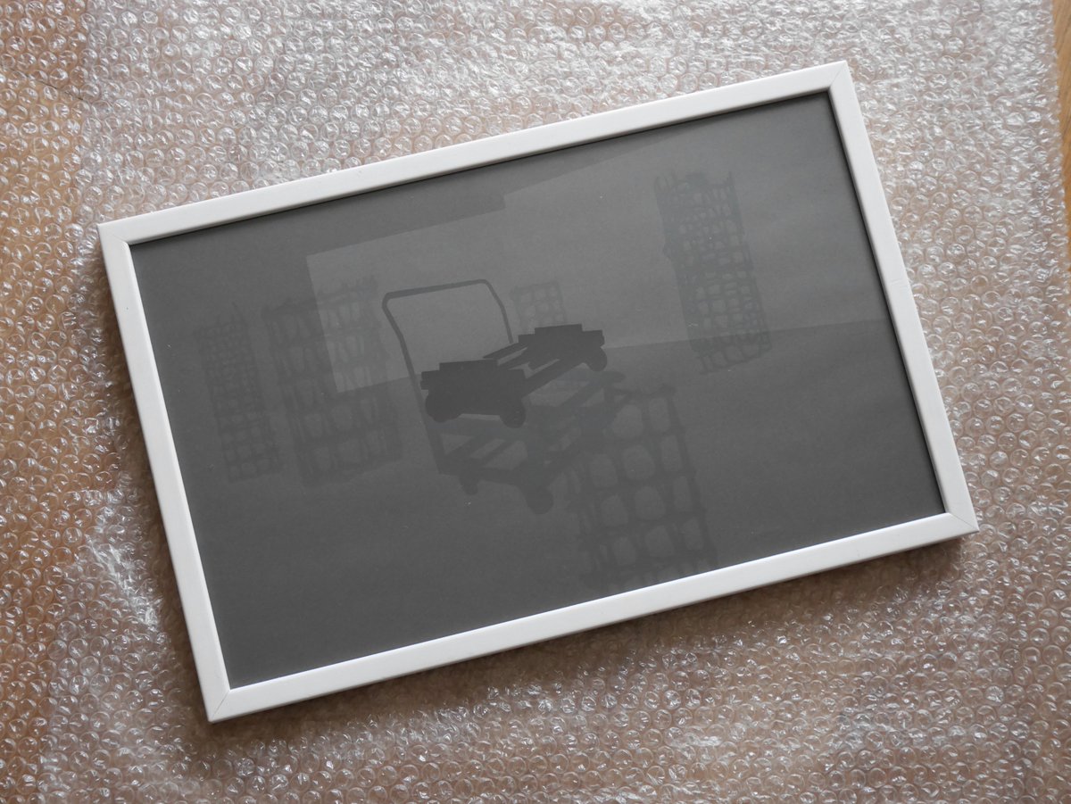 Ouvrir une artothèque, c'est permettre à chacun de faire entrer l'art contemporain chez soi. Mes premiers emprunts à celle de Villeurbanne : une lithographie de John Baldessari, une sérigraphie d'Erik Dietman, une gravure de Barry Flanagan, une impression de Tatiana Trouvé.