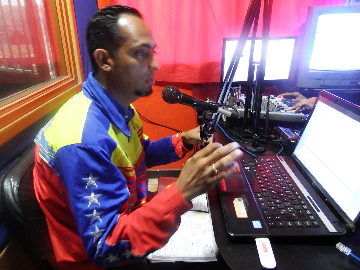 YareAlFuturo's tweet photo. Al Aire Programa en Línea con Salvador por Emisora @corpus993yare . 
Conducido por el Alcalde del Municipio Simón Bolívar Salvador Medina. @HectoRodriguez @salvatodosyare https://t.co/onm6Z45Pn5