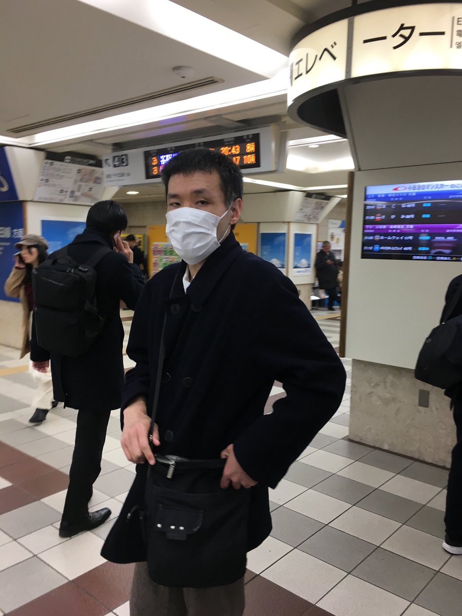 oda9ch's tweet photo. 小田急線の下北沢〜町田間にいた痴漢。
20時台の下北沢駅4両目付近に出没。

車両内では女子高生の背後に立ち肘でガードをされても執拗に下半身を触ろうとし、相手が改札を抜けるまでストーカーのように見続ける。

目の下のクマと白髪混じりの髪��特徴です。

#痴漢
#拡散希望 https://t.co/eqz64h4j4G