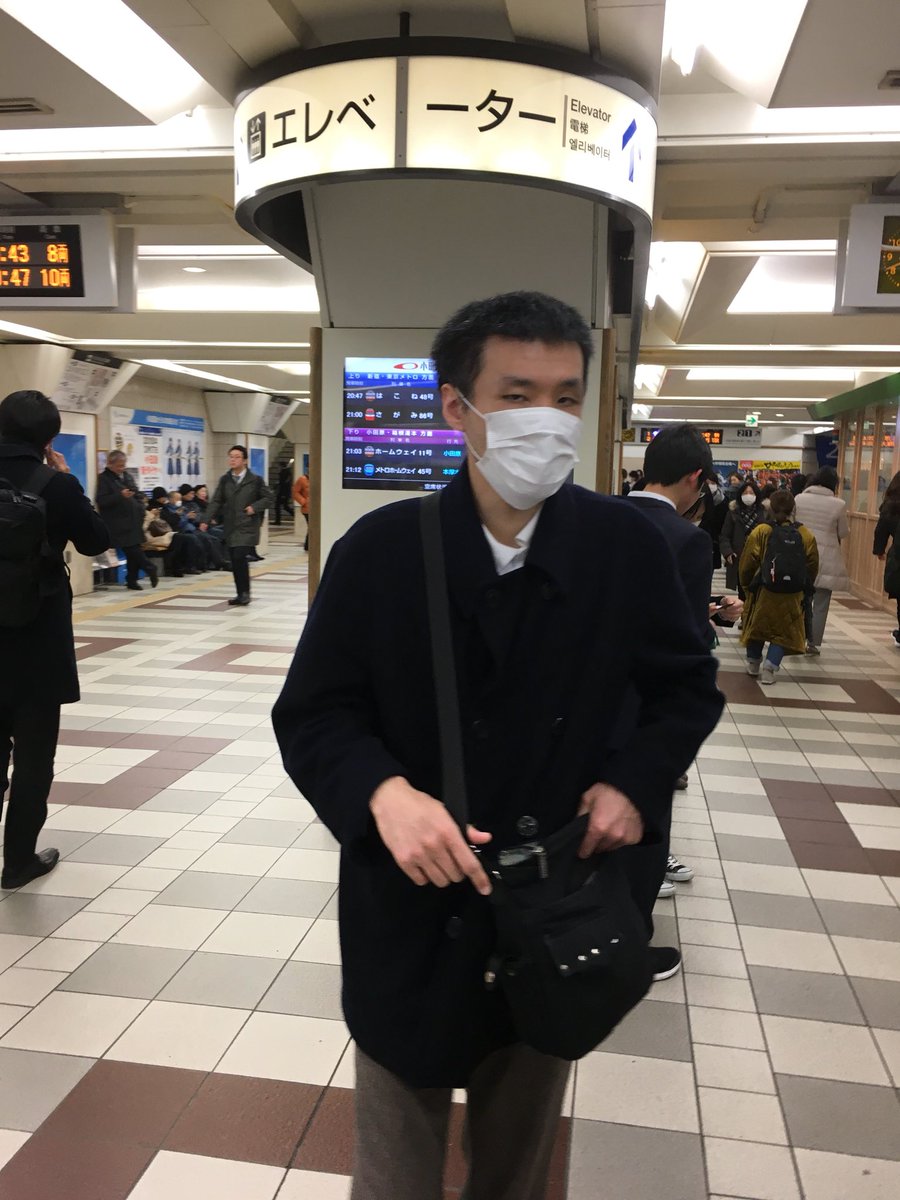 oda9ch's tweet photo. 小田急線の下北沢〜町田間にいた痴漢。
20時台の下北沢駅4両目付近に出没。

車両内では女子高生の背後に立ち肘でガードをされても執拗に下半身を触ろうとし、相手が改札を抜けるまでストーカーのように見続ける。

目の下のクマと白髪混じりの髪��特徴です。

#痴漢
#拡散希望 https://t.co/eqz64h4j4G