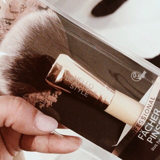styleich's tweet photo. The #hashmag blogger lounge 2018 is over! 👯‍♀️ Da dürfen MakeUp-Produkte von @revlon &amp; #rossmann mit einer personalisierten Gravur von uns natürlich nicht fehlen. Danke für die coolen Tage in Berlin und euren Besuch, Ladies! [Photo by  @LisaRodermann] https://t.co/63D75Y6y6N