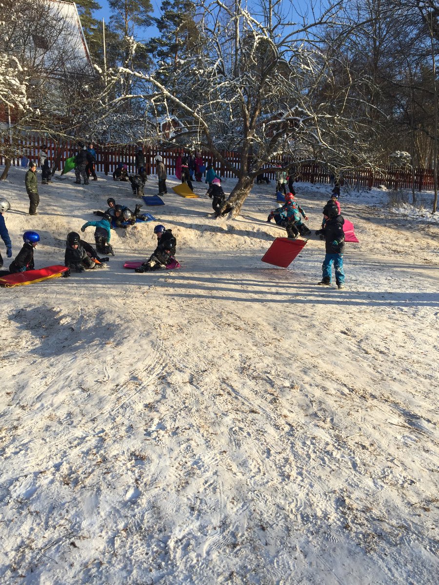 #Runbackas härliga skolgård! Sol o lite snö är nåt alldeles speciellt,eleverna skrattar o åker o leker tillsammans.