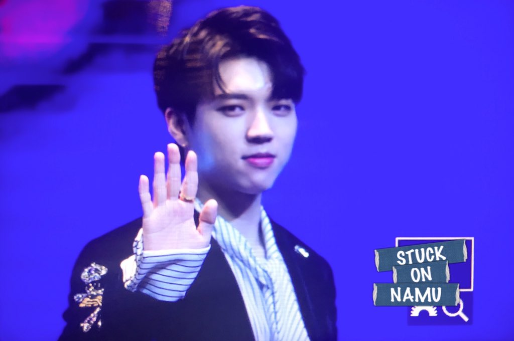 StuckonNamu's tweet photo. 180119 여의도 팬싸인회 우현 https://t.co/C7GkJWwTP3