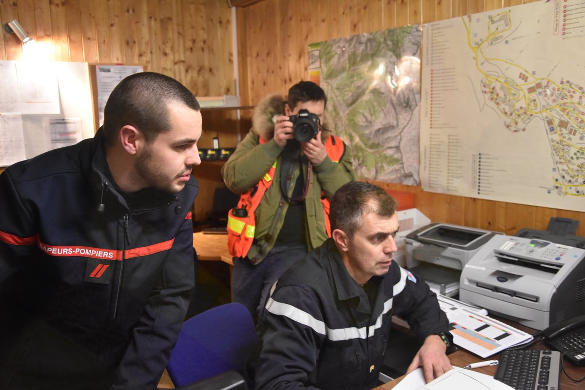 PompiersFR's tweet photo. 🚒📷📰 En marge de l'événement #SauveteursDelExtrême à @AvoriazTourisme, le magazine des @PompiersFR a réalisé un reportage en immersion avec les #pompiers du centre avancé d'#Avoriaz (@SDIS_74).
📆 Il sera à découvrir dans le numéro #SPmag de mars. Soyez au rendez-vous ! 😉 https://t.co/1wJuTBfw7b