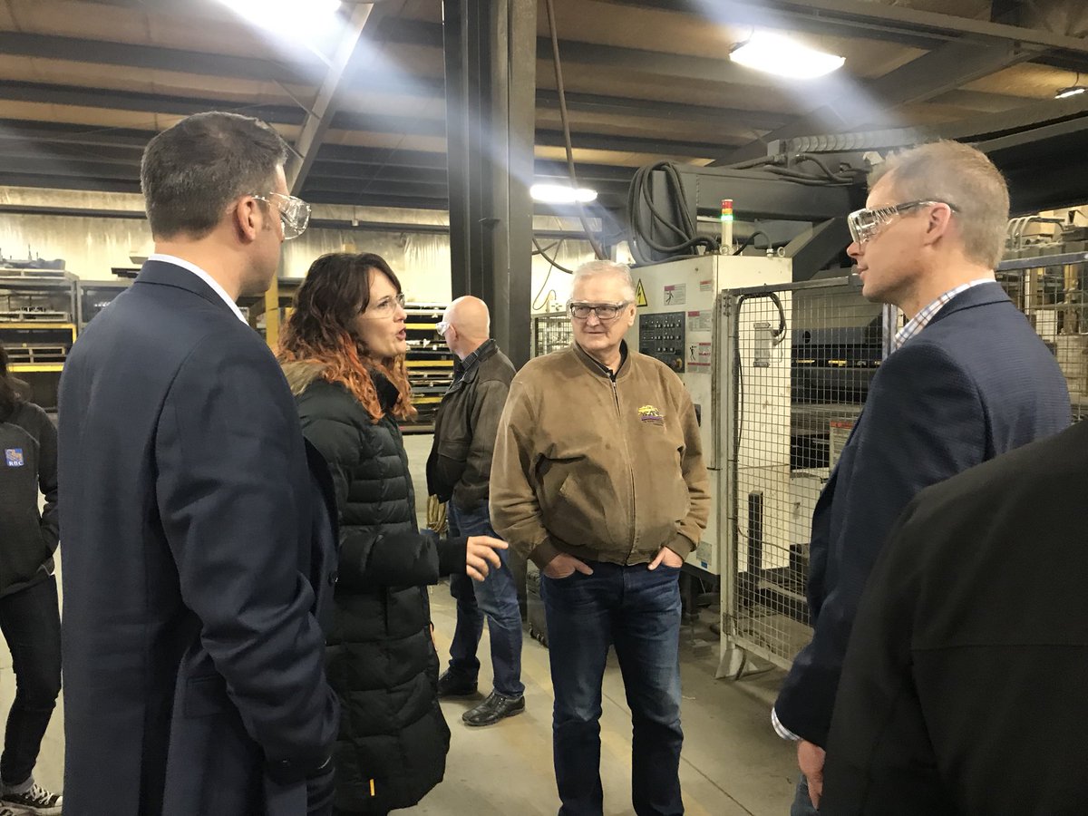 SeedMasterMfg's tweet photo. @rochbeau discussing the finer points with @CAFANET group #SeedMasterTech #innovation #saskag https://t.co/hGD5aBGeRx