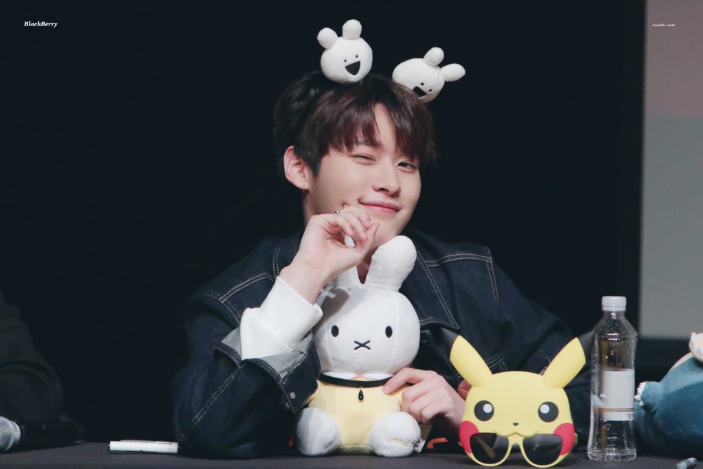 минхо с животным. минхо фансайн. минхо stray kids фансайн. игрушка минхо. минхо стрейкидс март 2023.