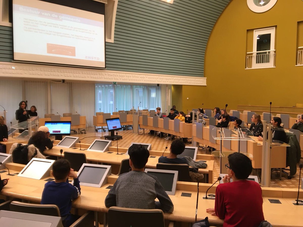 Obsdevoorzaan's tweet image. Debat voeren over een nieuwe speeltuin tijdens de TOPklas politiek in de raadszaal van de Gemeente Zaanstad. Wat een topkids! #obsdevoorzaan #ZaanPrimair #Zaanstad