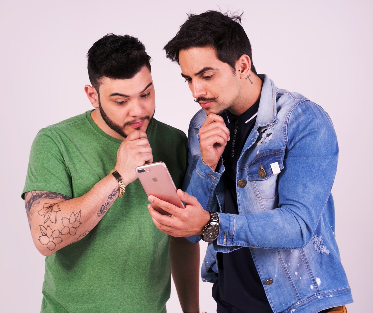 fred_gustavo's tweet photo. Nós estamos aqui de olho para conferir se vocês já foram no nosso Canal no Youtube, se inscreveram e assistiram o clipe da nossa música "Acode Aí" na íntegra haha 👀👀 Corram lá 👊 #FredeGustavo #FeG #AcodeAí #Youtube #FBproduções https://t.co/iYN7WgbGkQ