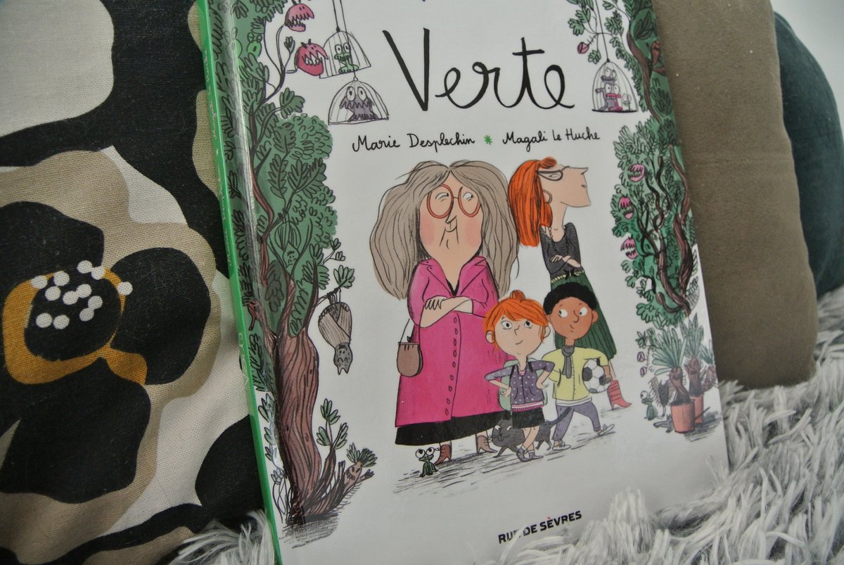 Le récit tendre et drôle de Verte, jeune sorcière de mère en fille, qui voudrait absolument être normale. Une belle et chouette BD qui donne envie de découvrir le roman. #romanjeunesse #livre #book #verte #magalilehuche #mariedesplechin #ruedesevres