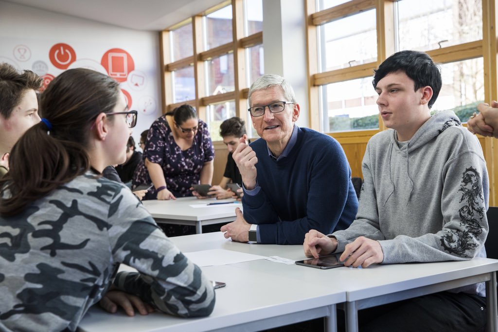Tim Cook tweet media