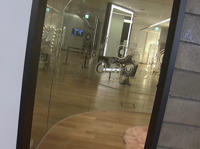 pinksebaeks's tweet photo. yixing turning up to the SM building now he’s back in korea https://t.co/PZEJ3BOtIF