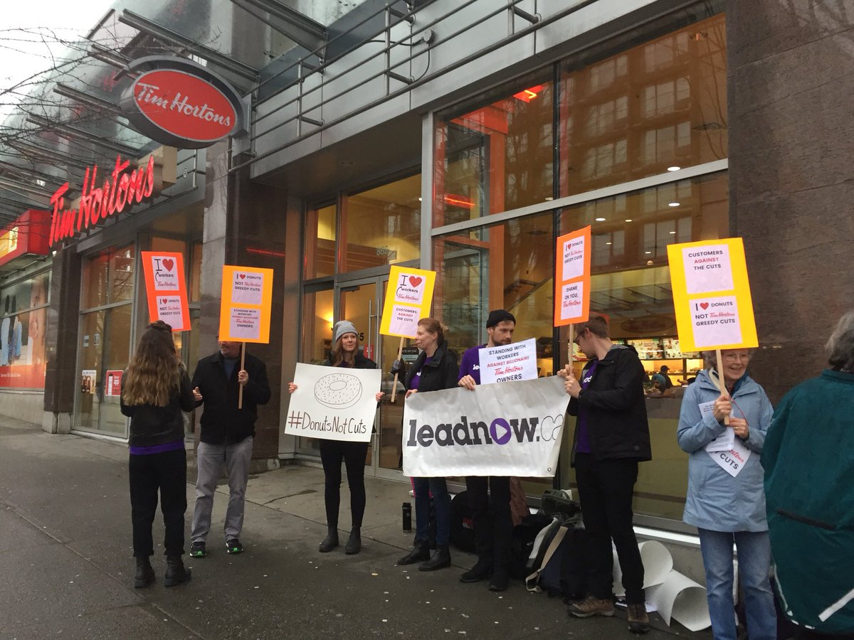 ValerieGamache's tweet photo. Une cinquantaine de manifestations de Halifax jusqu’à Vancouver pour appuyer les travailleurs des franchisés Tim Hortons ontariens qui ont sabré dans les avantages sociaux pour compenser la hausse du salaire minimum #icicb https://t.co/9YyZbL7eol