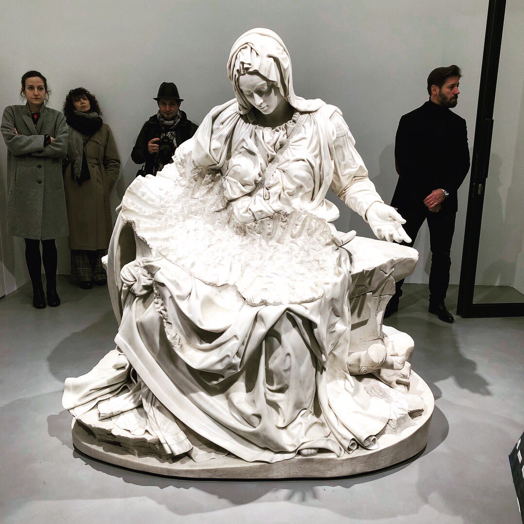 Svuotare di Dio la #Pietà per far posto all’uomo.  
L’opera “Lucky Ehi” di #FabioViale coglie in pieno questo sentimento. Mostra a cura di #SergioRisaliti
#Michelangelo @galleriapoggiali