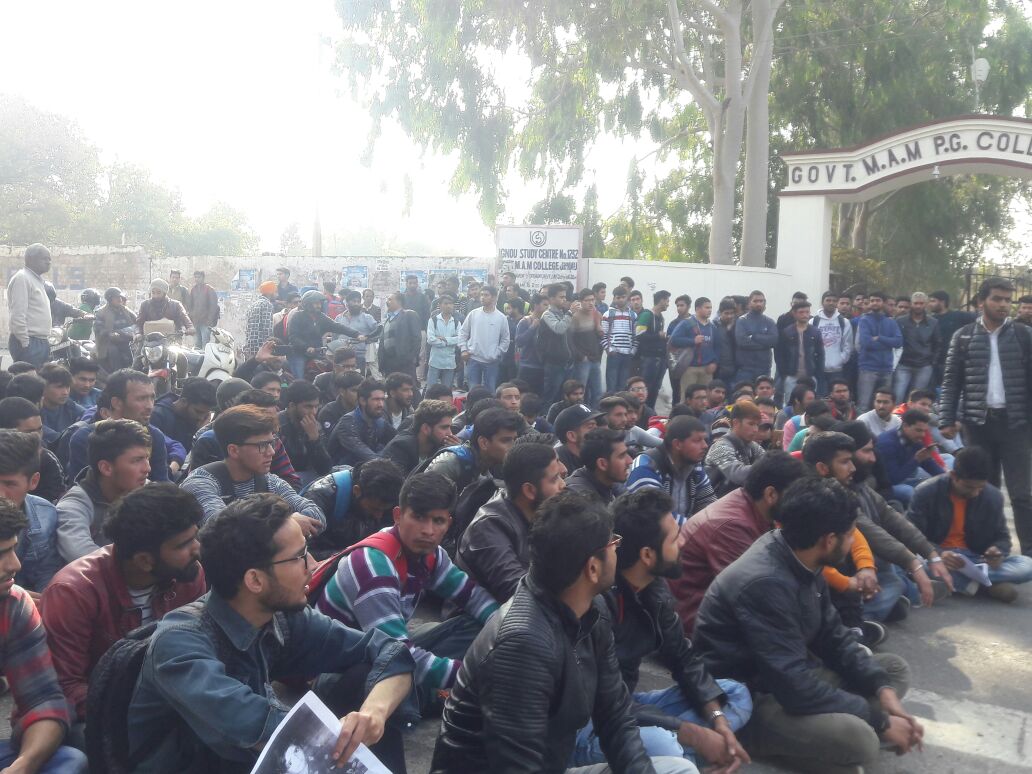 NSUIJK's tweet photo. NSUI j&amp;k protested against the brutal rape , kidnapping and murder of an innocent Eight year old girl  at MAM College Jammu . They warned the police department to arrest the killers asap and criticised the negligence of police in handling the case. 
#JusticeforAshifa https://t.co/vRHWHghwL4