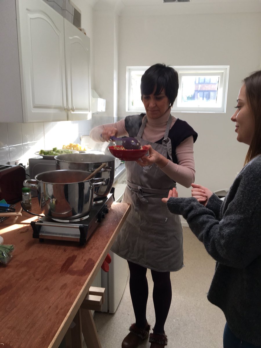 CambridgeLeader's tweet image. @quericotapas Estefania talks about the importance of food to community, taking your time to chew helps digestion and the benefits of a Mediterranean diet. #freshfood #learningbycreating