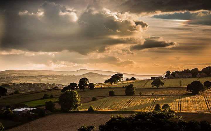 ValovinPhoto's tweet photo. Holme Valley Fields... #HUDDERSFIELD @huddsocialmedia @Love_Holmfirth #sunset https://t.co/N4NqMkgFDW