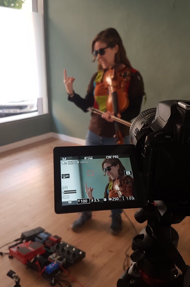 AlBerroProd's tweet photo. Loopeando con Marta Margaix en Satchmo #violin #loopstation https://t.co/WK5uBtq9ve