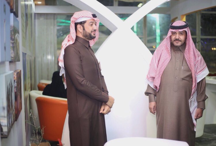 #غصن_الذهب 
رئيس المجلس البلدي في دومة الجندل الدكتور: نواف السالم وأعضاء المجلس يزورون معرض المصور جلال النعمان في مهرجان الزيتون بالجوف.