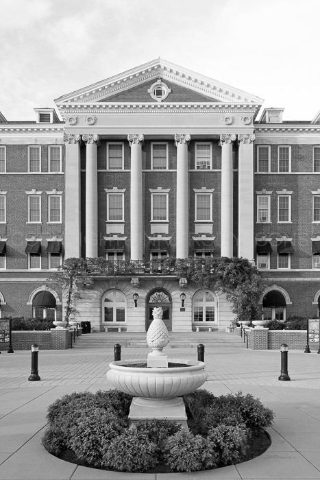 universityicons's tweet photo. Today's featured college icon is Roth Hall at the Culinary Institute of America in Hyde Park, New York! https://t.co/GytFiAUwRQ @CIACulinary #CIACulinary @CICU https://t.co/mBqWh6kSFZ