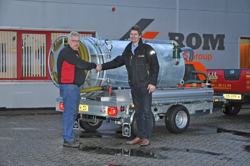 rombv_NL's tweet photo. Arjan Kuipers (rechts op de foto) overhandigde de sleutels van deze ROM VAC 1750 aan Allrioolservice. All Rioolservice koos voor een vacuüm aanhanger met een tankcapaciteit van 1750 liter. We wensen jullie er veel plezier mee!

Meer info: https://t.co/q2XJwiezlh https://t.co/U5EuP3R7FW