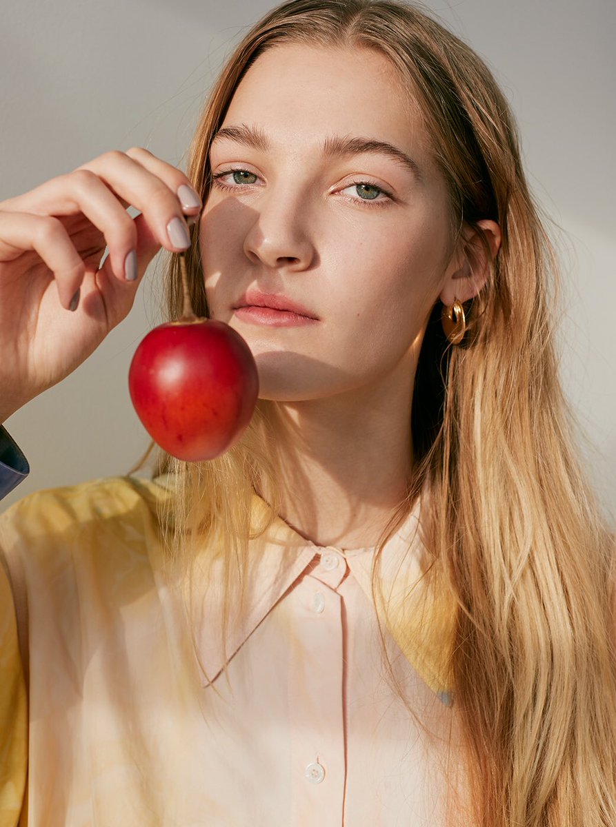 Strange fruit. My favourite image from this week’s @TheSTStyle with <a href="/michelleduguid1/">Michelle Duguid</a> to accompany extracts from #EverythingIKnowAboutLove the hilarious and brilliant new book by brilliant author <a href="/dollyalderton/">Dolly Alderton</a> comic writing at its best. Thanks to <a href="/lizearle/">Liz Earle Beauty Co.</a>