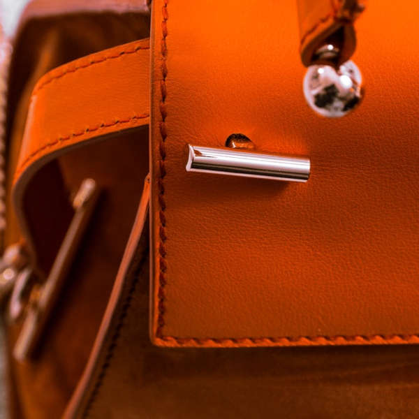 La #designer Benedetta Bruzziches ha creato una linea di borse per tutti i gusti: da quella "consolatoria" all'eccentrica #borsa con la #cover di lavagna. I suoi prodotti, molto apprezzati, sono in oltr70 boutiques sparse tra Asia, America ed #Europa bit.ly/2FMbIbE