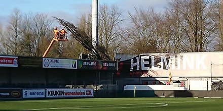 Ook in het FC Dordrecht stadion hebben wij een omgewaaide boom verwijderd. Daarvoor hebben onze boomverzorgers hulp gehad van een kraan met boomgrijper en een hoogwerker. Kampt u ook met stormschade? Allgroen bv verwijdert omgevallen bomen op een veilige wijze.