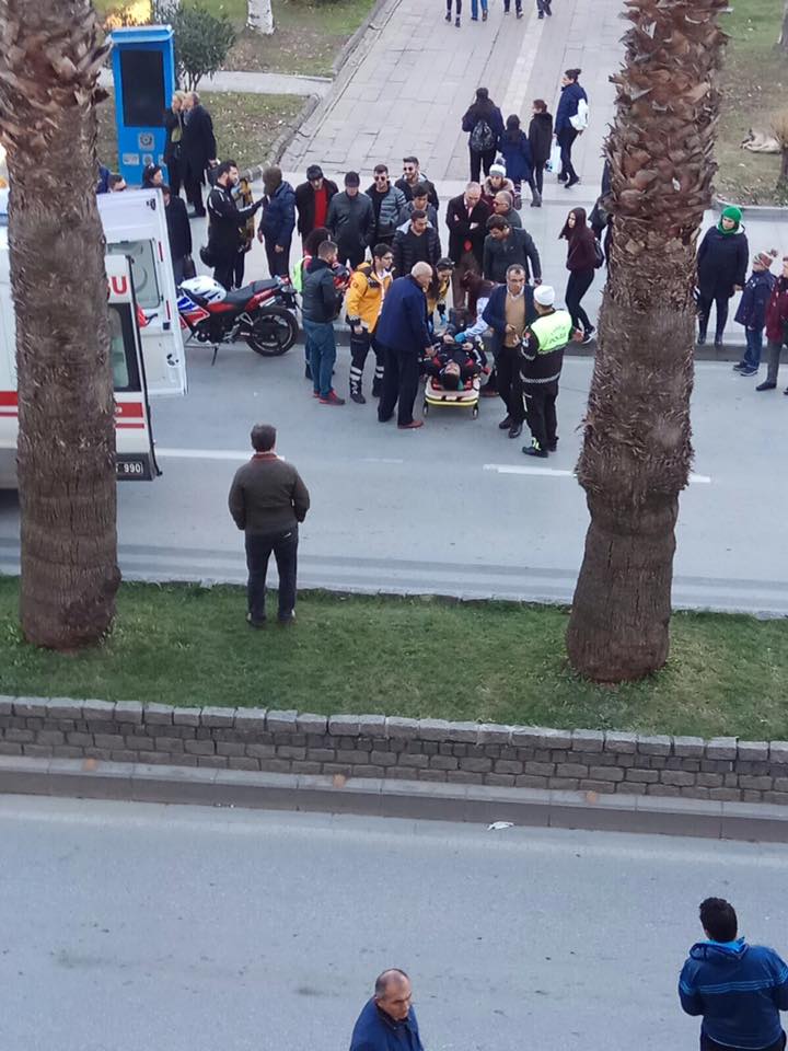 Kaza üstüne kaza. Cumhuriyet Meydanı Gülen Pide karşısı biraz önce kaza oldu.
#Çanakkale