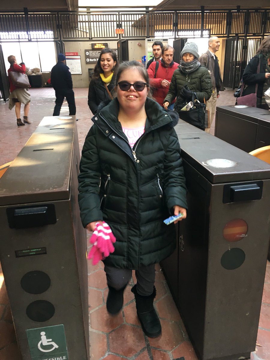 heymsreed's tweet photo. And we’re off! Stay tuned for our big day downtown at @NPG and @americanart with @SillySusanSilva @EWaxman @OaktonHS  #ohsonaquest #ReedWaxmanGov #OHSInclusionInAction https://t.co/WZDo8ymD0o