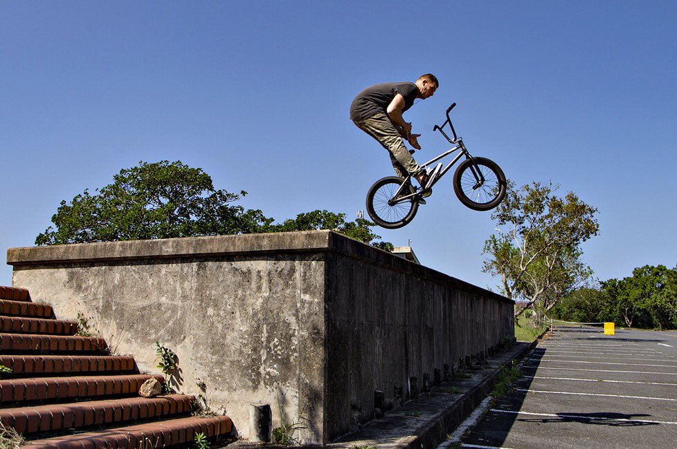 #FlashbackFriday • <a href="/StuthewhO/">Great White Shark</a> slangin' 🐝's over a crusty ledge #bmx