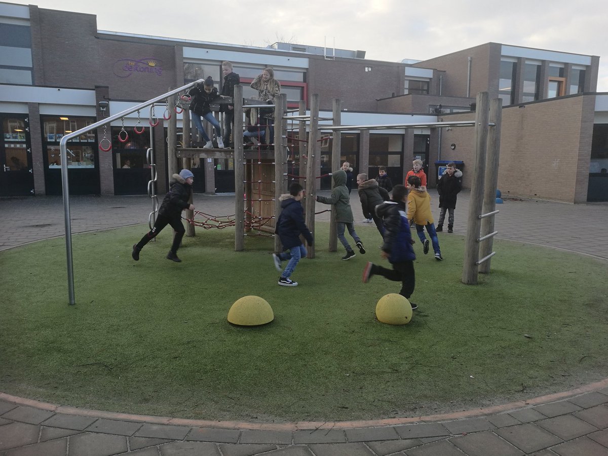 Op verzoek van de dames van groep 6: klimrek tikkertje!! Goed idee dames👍 <a href="/CBSdeKoning/">CBS de Koning</a> @BeweegWijs