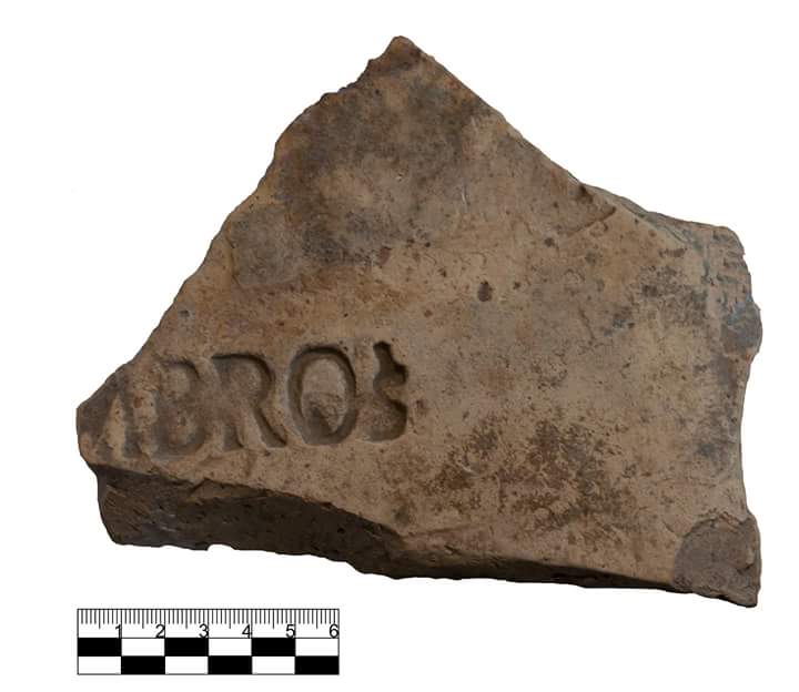 VEiLProject's tweet photo. #FridayFinds
A brick, used from the Late Republican period for every kind of construction🏠🏛️.
Often they were  stamped like the one in the picture. Letters MBROS stand for Quinto Clodio Ambrosio, active in #Aquileia from I BC.An humble relic, but rich in information!  #PubArch https://t.co/sWPFcdYqes