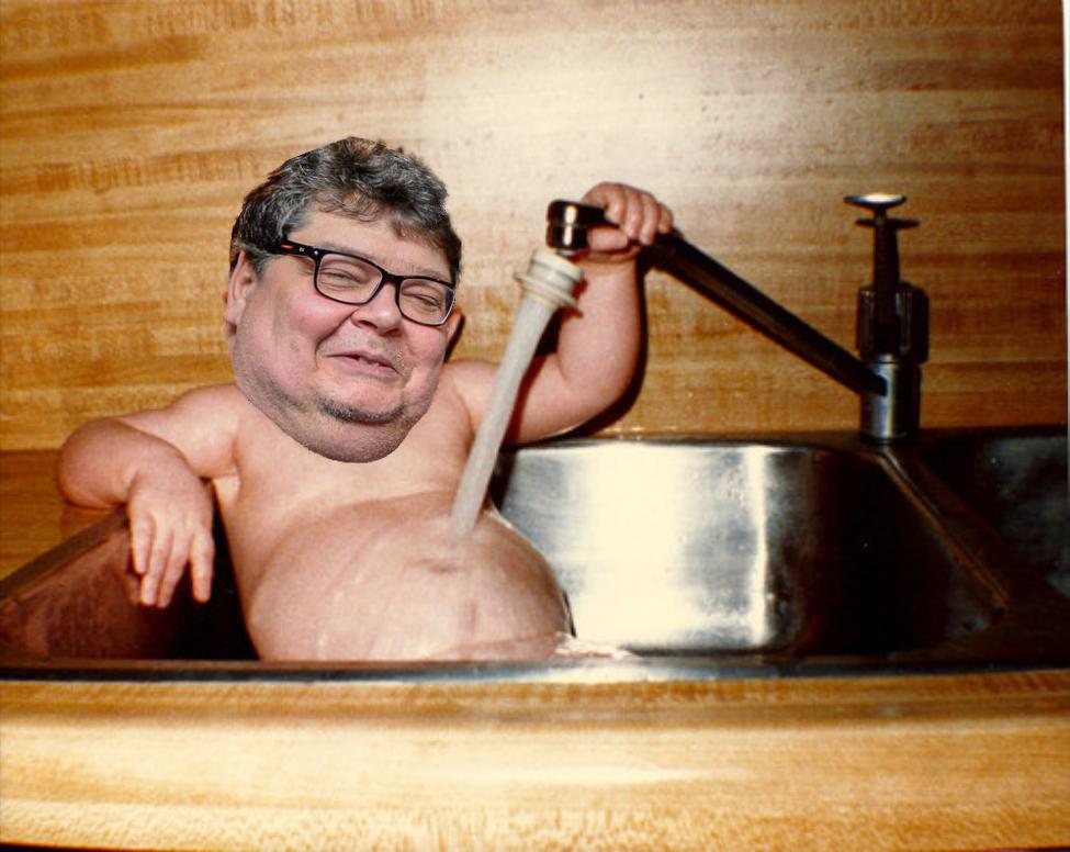 #BucketFullOfChickenNecks with @THEVinceRusso @StarMakerBolin is a great duo! Hilarious banter, very entertaining show @PodcastOne  @RussosBrand #SinkBath