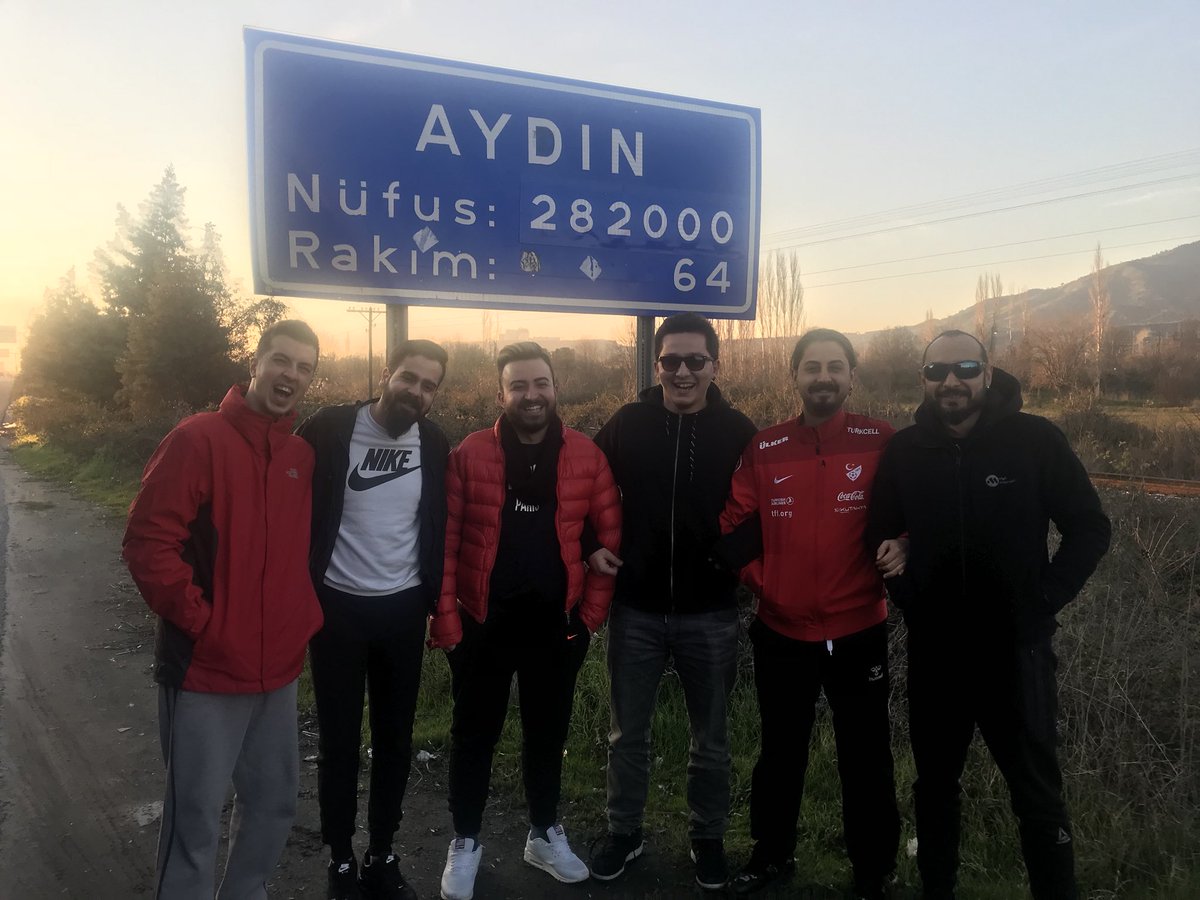 Gözünüz “Aydın” 🤘 Biz geldik akşam Mösyo Bar’o da görüşmek üzere.
#aydın
#konser
#meşona
#karadeniz
#tulum
#kemençe
#folkrock