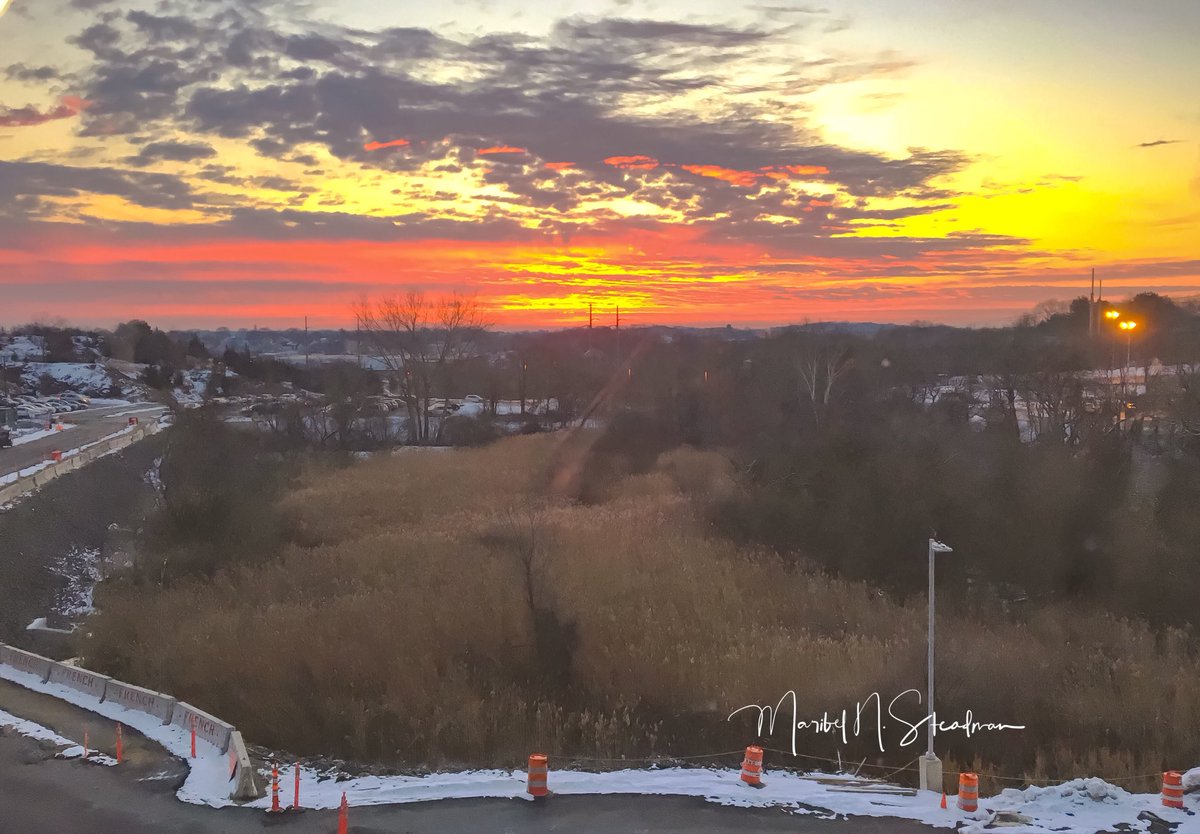 mbellesteadman's tweet photo. I cannot help but look for a beautiful sunrise each morning! #myviewatwork #risesndshineon7 #sunrise @DestSalem @7News https://t.co/T04d7y4muI