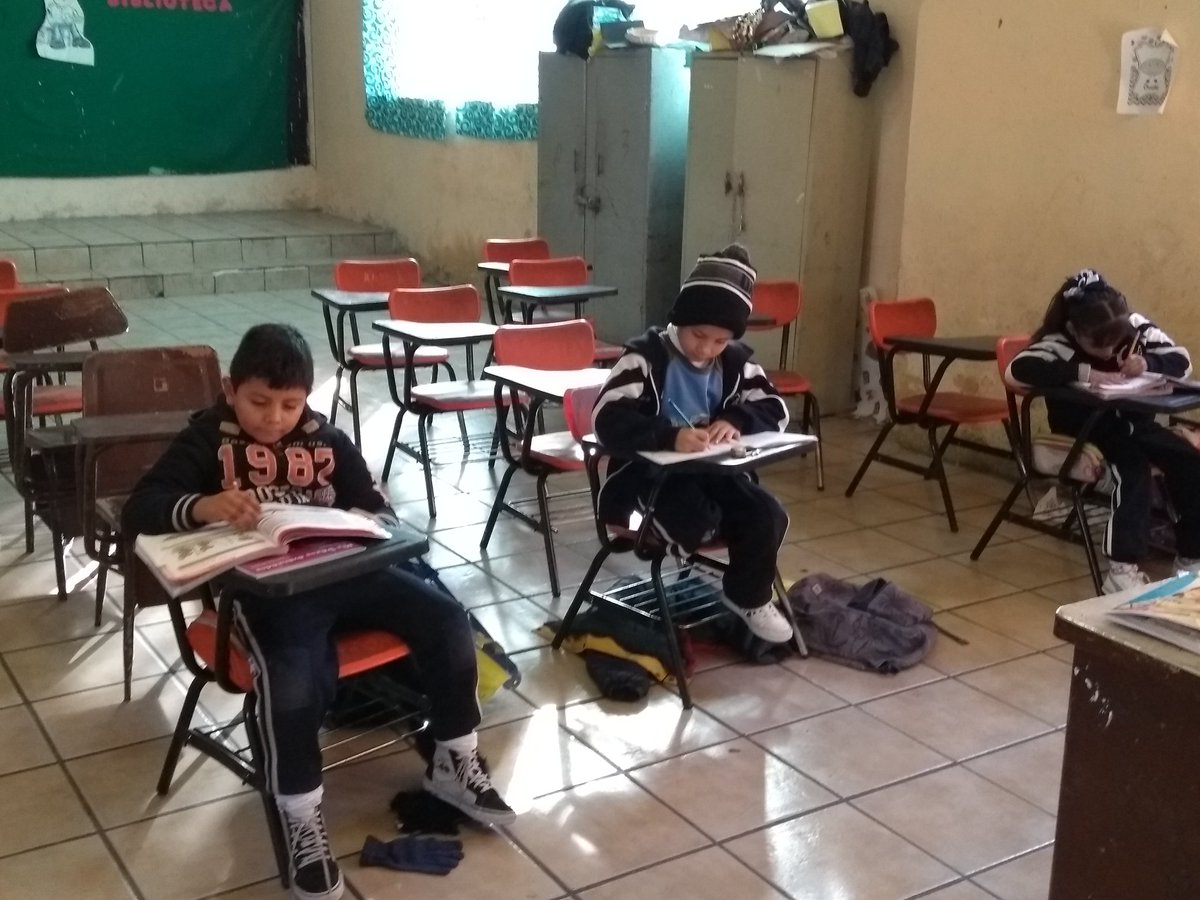 Por frío, padres de familia de escuelas de #Torreón tomaron 'megapuente'. Este viernes, hubo poca afluencia de estudiantes en los planteles.