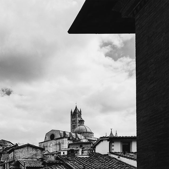 alesapo's tweet photo. Strange Views - Siena - Toscana #monochrome #blackandwhitephoto #travel #oldtown #church #clouds #frame #x100f #fujifilm #fujifeed #fujiframez #acros #vsco #vscocam #vscox #fn16 https://t.co/Ud9wBfprh6 https://t.co/4Lzqx5HHk3