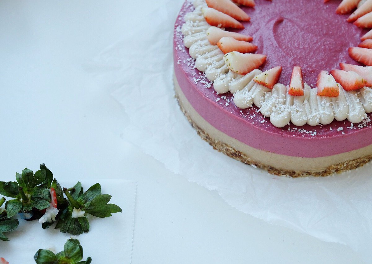 the_hardihood's tweet photo. Outfit change ๐
๐ป strawberry peanut butter seems to be a firm January fave! #januarypinks #whatsblues? #peanutbutterpink #cakedecorating https://t.co/AW5ecSAKQe