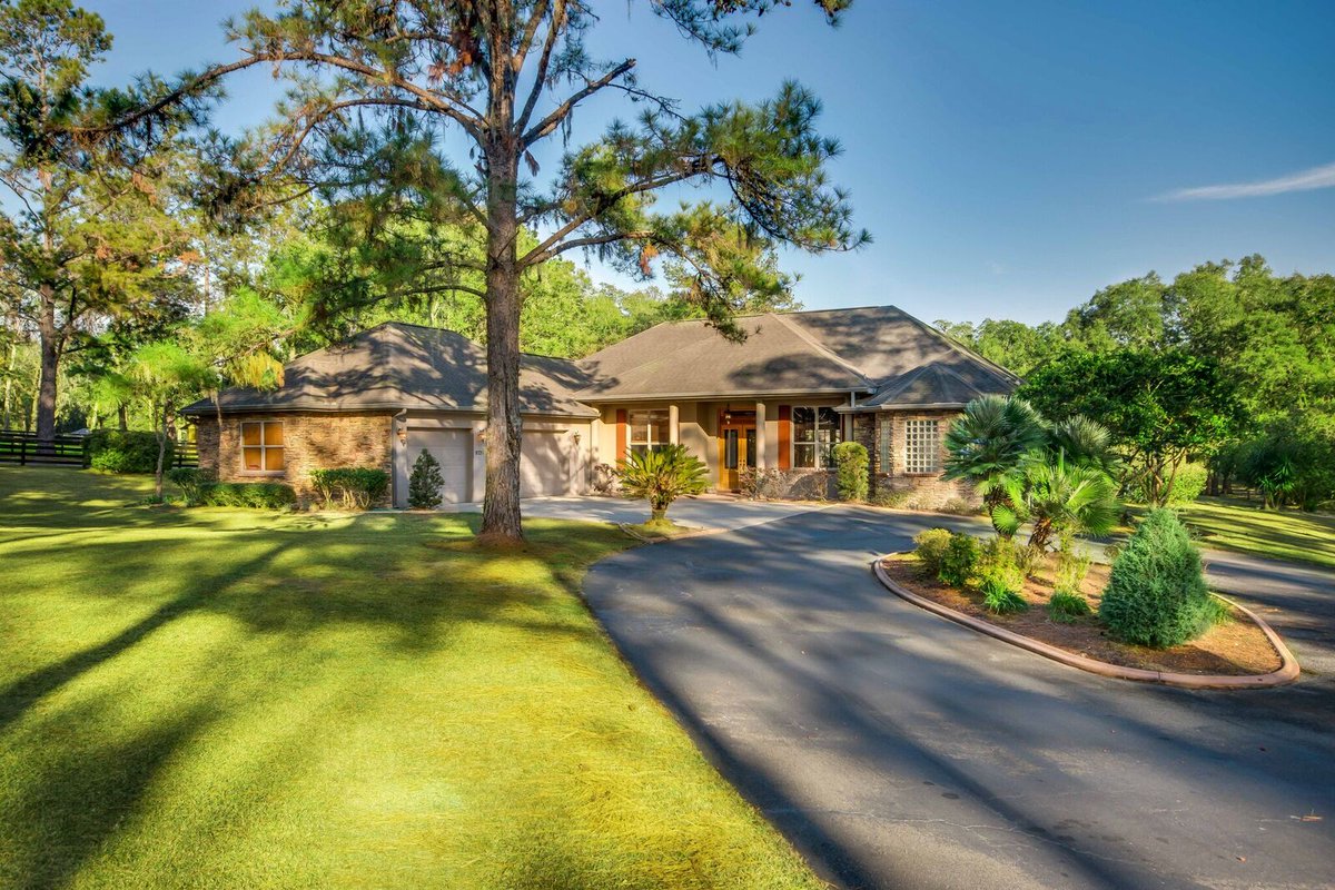 ShowcaseOcala's tweet photo. Check out our just-listed page to get an exclusive first look at the newest and hottest properties on the market. Find your slice of horse country luxury and discover Ocala! https://t.co/pfplpuQplx https://t.co/76vQkdMstT