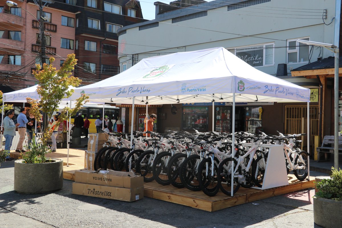 muniptovaras's tweet photo. 🚴‍♂️ Servicio de Bicicletas gratuitas en #PuertoVaras  🚴‍♀️

Paso 1: Eres mayor de 15 años
Paso 2: Vas a Paseo San Pedro
Paso 3: Dejas tu CI
Paso 4: Te pones el casco

Y ya estas listo para pedalear por nuestra ciudad 🚴‍♂️ https://t.co/NHnKe6qlP9
