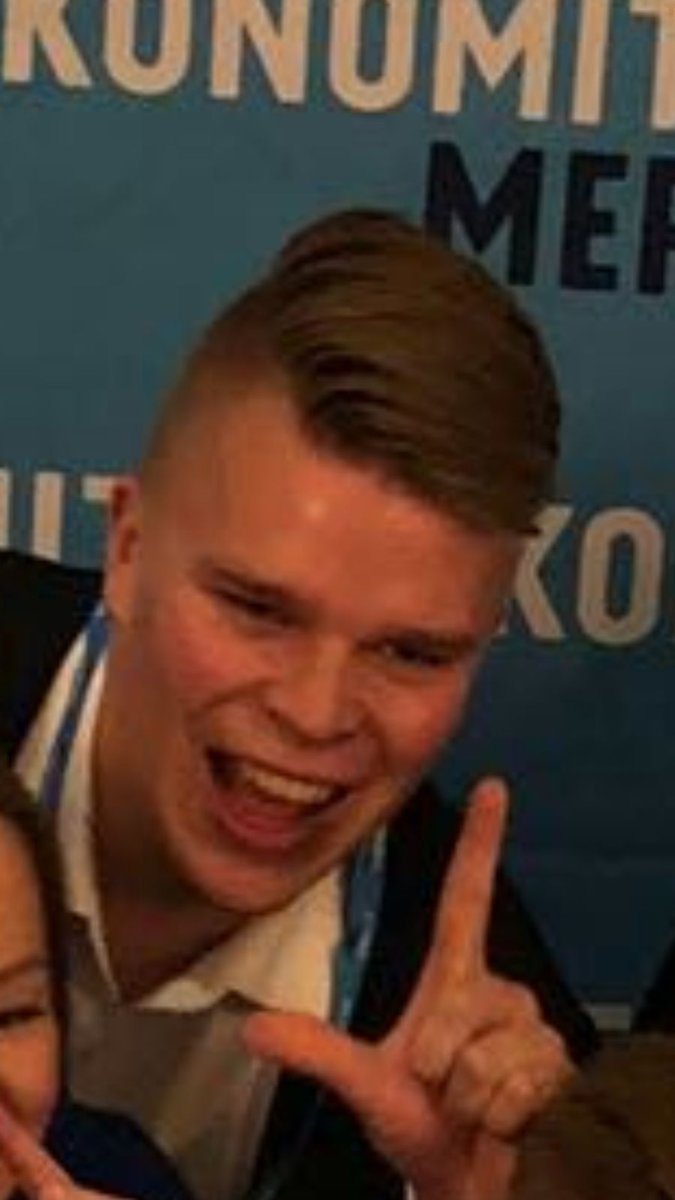porssiry's tweet photo. Yrkkä-Jussi ja aakkoset, onhan tuo melkein P... 🙈 Fiilis on kuitenkin huipussaan! #intro2018 @SuomenEkonomit https://t.co/88RG6yz0IM