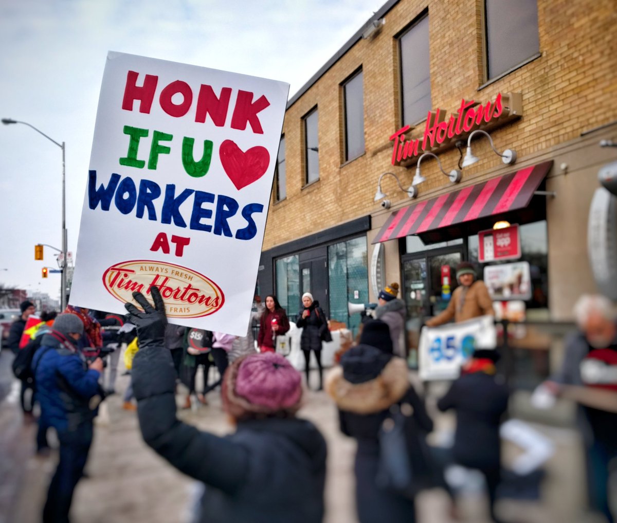rankandfileca's tweet photo. Over 50 rallies across the country in support of #TimHortons workers. Numbers at the rallies thus far have exceeded expectations! #canlab #15andFairness #onpoli #cdnpoli #IStandWithTimHortonsWorkers https://t.co/mPatRqJRe4