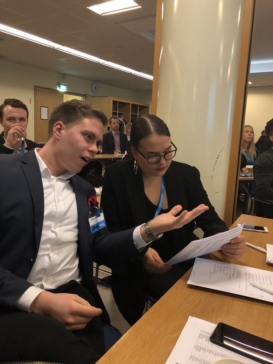 enklaavi's tweet image. Enklaavilla meneillään coachaaminen kiihkeissä tunnelmissa! #intro2018 @SuomenEkonomit